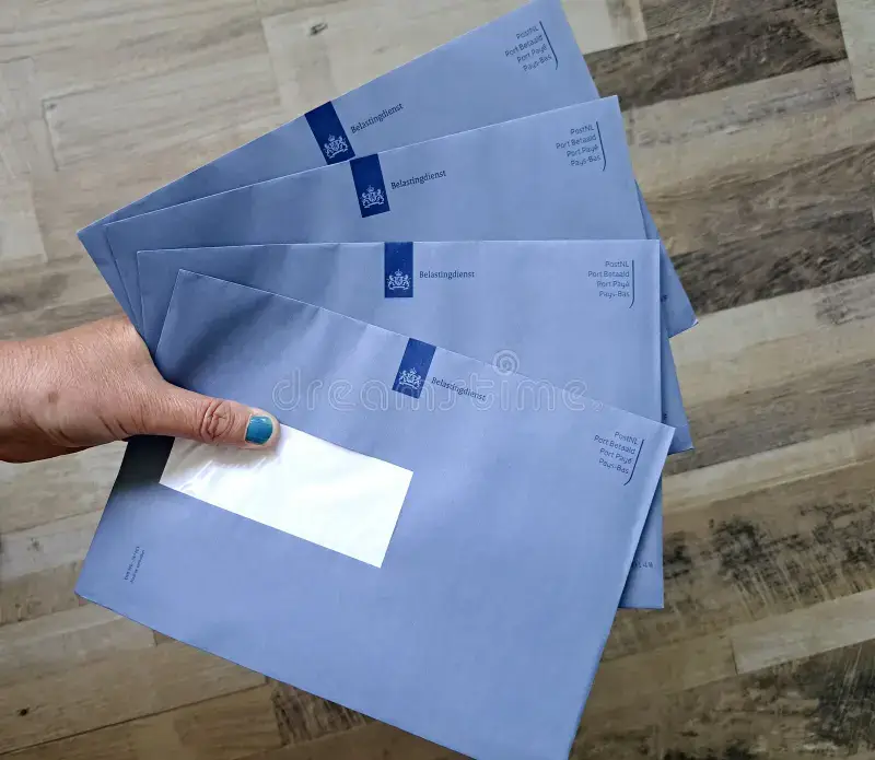 blauwe envelop van de nederlandse belastingdienst met belastingbeoordeling nederland 287761201